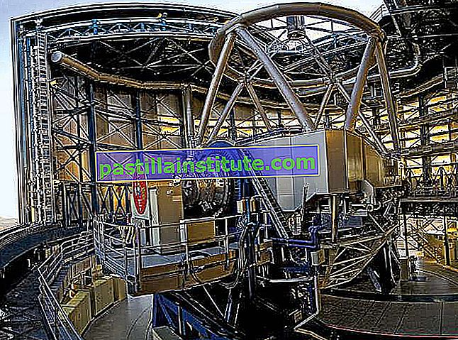 Вътрешен изглед на Antu, един от четирите 8,2-метрови телескопа в Много големия телескоп (VLT) на Европейската южна обсерватория (VLT) в Паранал, Чили.