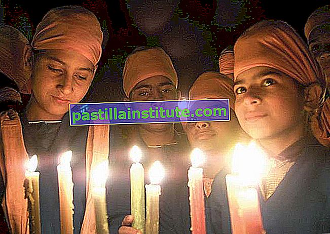Niños sij celebrando el Día de los Derechos Humanos con una vigilia con velas en Chandigarh, India, el 10 de diciembre de 2002.