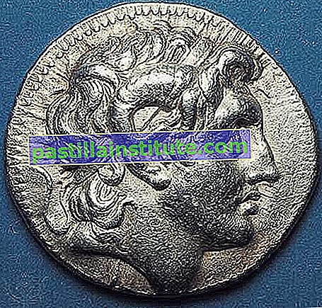 (Отгоре) Лицевата страна на сребърна тетрадрахма, показваща обожествената глава на Александър Велики, с рог на Амон.  Много реалистичен портрет от монетен двор Пергам, монетата е издадена посмъртно от един от доверените генерали на Александър.  (Отдолу) На обратната страна Атина се възцари.  323–281 пр.н.е.  Диаметър 31 мм.