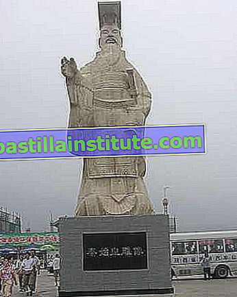 Estatua de Qin Shihuangdi cerca de su tumba, Xi'an, China.
