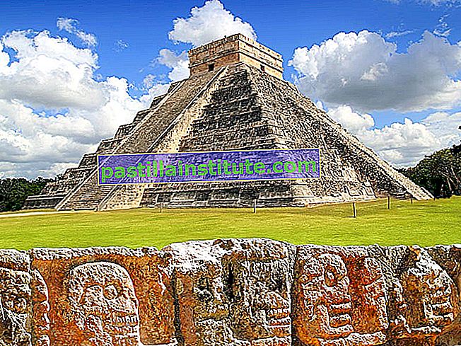 Chichen Itza.  Chichen Itza dan Tembok Tengkorak (Tzompantli).  Kota Maya kuno Chichen Itza yang hancur terletak di tenggara Mexico.  Tapak Warisan Dunia UNESCO.
