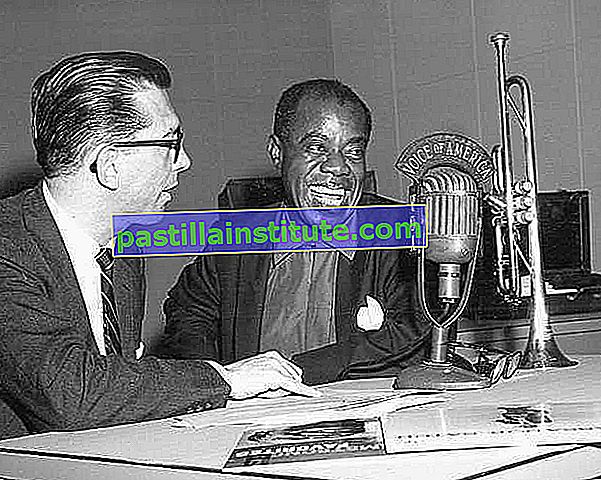 Willis Conover (à gauche) interviewant Louis Armstrong pour The Voice of America, 1955.