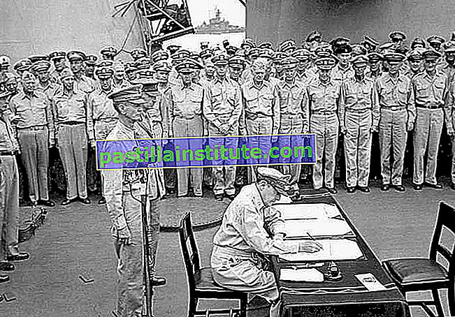 Douglas MacArthur firma el acuerdo de rendición japonés