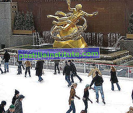 La gente patinando por la estatua de la fuente de Prometeo (1934) por Paul Manship, Rockefeller Center, Nueva York, NY