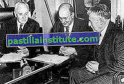 La junta directiva de la War Refugee Board en marzo de 1944 (de izquierda a derecha): el secretario de Estado estadounidense Cordell Hull, el secretario del Tesoro Henry Morgenthau y el secretario de Guerra Henry L. Stimson.