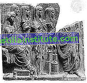 Веста (сидить ліворуч) з Вестальними Дівами, класична рельєфна скульптура;  в музеї Палермо, Італія