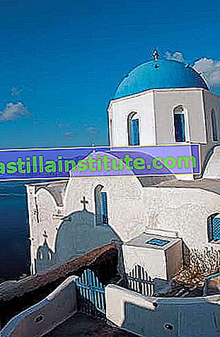Iglesia ortodoxa griega con cúpula azul, Thera, Grecia.