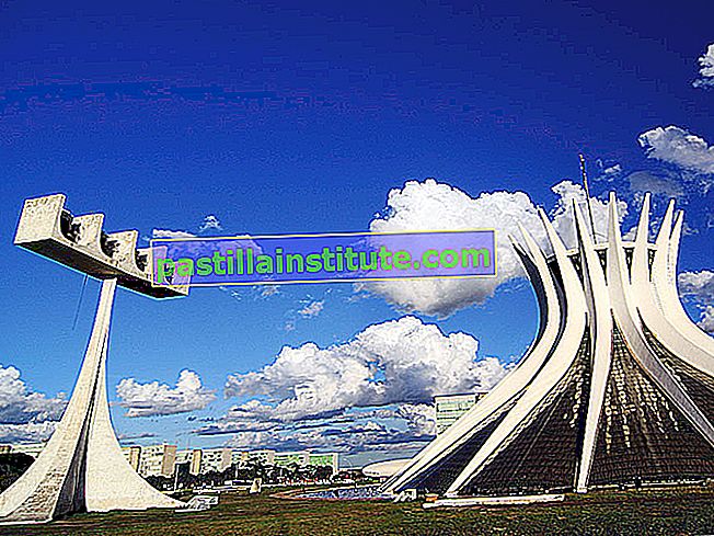 มหาวิหารบราซิเลียประเทศบราซิลออกแบบโดย Oscar Niemeyer สร้างขึ้นในรูปมงกุฎหนาม