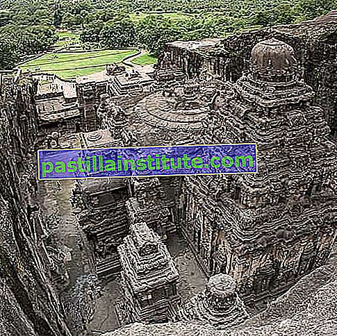 Kuil Kailasa (gua 16), Gua Ellora, negara bagian Maharashtra barat laut-tengah, India.