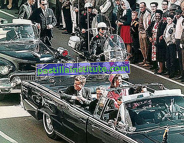 John F. Kennedy di Dallas bermotor