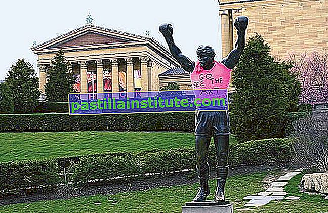 Rocky, peninju filem fiksyen, memakai rompi sweater merah jambu panas yang dihiasi dengan arahan kepada orang yang lewat untuk "pergi melihat seni" di Muzium Seni Philadelphia yang berdekatan.