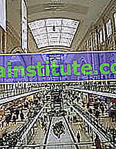 Centro comercial subterráneo en la estación principal de trenes de Leipzig, Ger.