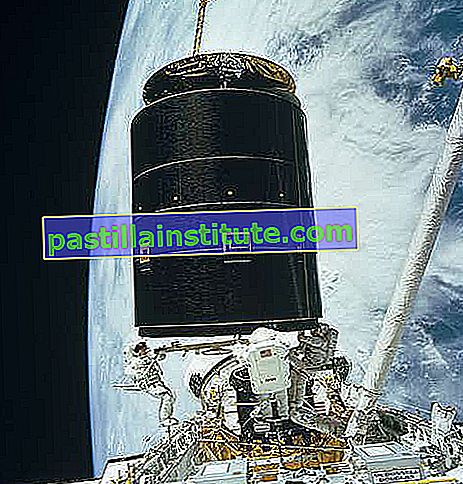 Rymdfärjan Endeavour-astronauter som fångar 4,5-ton Intelsat VI, en kommunikationssatellit strandad i en oanvändbar bana, för att reparera den, 1992.