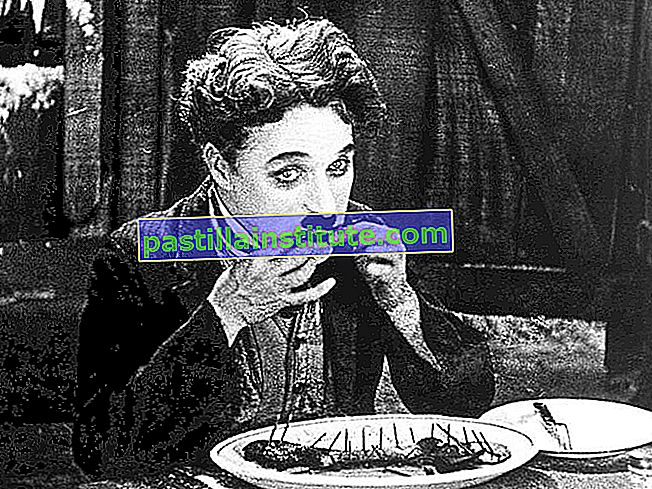 The Gold Rush (1925) Charlie Chaplin sebagai The Tramp memakan makanannya yang terbuat dari sepatu botnya dalam sebuah adegan dari film bisu. Film komedi bisu yang ditulis, disutradarai dan diproduksi oleh Charlie Chaplin