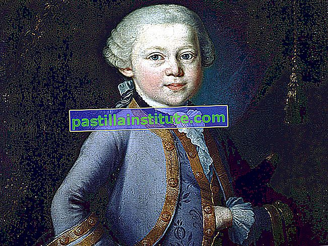 Mozart muda yang memakai pakaian mahkamah.  Mozart digambarkan berusia 7 tahun, sebagai anak kecil yang berdiri di sebelah papan kekunci.  Knabenbild oleh Pietro Antonio Lorenzoni (dikaitkan dengan), 1763, minyak, di Salzburg Mozarteum, Rumah Mozart, Salzburg, Austria.  Wolfgang Amadeus Mozart.