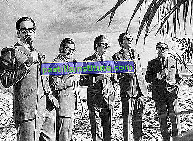 (Da sinistra a destra) John Cleese, Michael Palin, Eric Idle, Graham Chapman e Terry Jones in uno schizzo per Flying Circus di Monty Python, 1971.