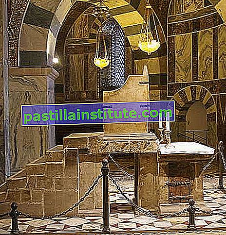 Si ritiene che il trono di marmo sia stato utilizzato da Carlo Magno (regnò dal 768 all'814), nella Cappella Palatina, ad Aquisgrana, in Germania.