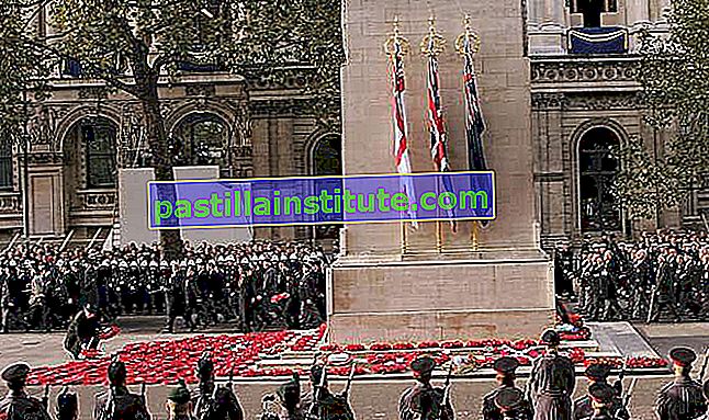 Valvkransar som läggs vid en cenotaph i Gloucestershire, England, vid en ceremoni som hedrar krigsveteraner.