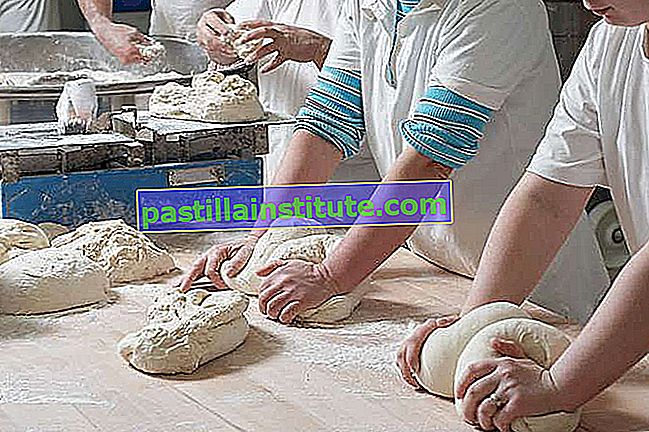 пекари, замесващи тесто