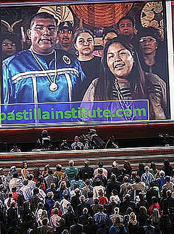 Членовете на нацията Tohono O'odham пеят „Знамето, изпъстрено със звезди“ на родния си език чрез телепредаване на делегати от Демократичния национален конгрес, Бостън, 2004 г.