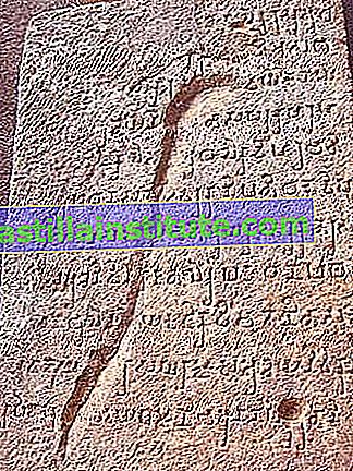 Sten inskriven med forntida Brahmi-manus, föregångaren till de flesta indiska manus, 1: a millennium fvt;  Kanheri Caves, Maharashtra, Indien.