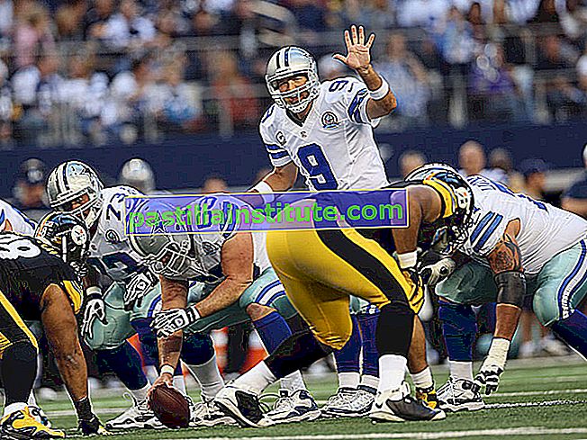 ARLINGTON, TX - 16 DISEMBER: Tony Romo # 9 dari Dallas Cowboys di Cowboys Stadium pada 16 Disember 2012 di Arlington, Texas.  Bermain menentang Pittsburgh Steelers