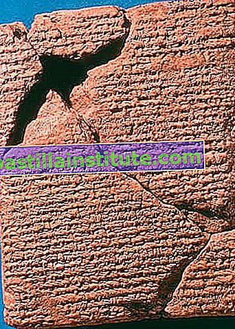 Tablilla de arcilla babilónica que ofrece una descripción detallada del eclipse solar total del 15 de abril de 136 a. C.  La tableta es un texto de año objetivo, un tipo que enumera datos astronómicos de uso predictivo para un grupo asignado de años.
