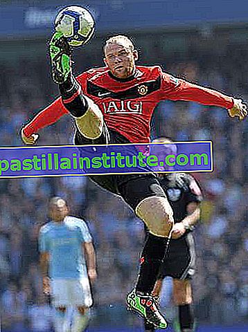 Уейн Рууни скача да контролира топката по време на футболен мач от Висшата лига между Манчестър Юнайтед и Манчестър Сити, 17 април 2010 г.