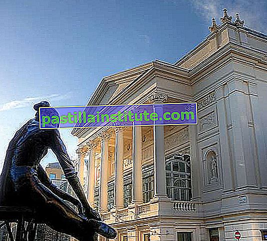 Statua di Dame Ninette de Valois di fronte alla Royal Opera House, Londra, 2007.