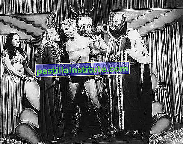 Публичност все още от поредицата на Flash Gordon, 1936;  (отляво надясно) Принцеса Аура (Присила Лоусън), Дейл Ардън (Жан Роджърс), Флаш Гордън (Лари [„Бъстър“] Краб), крал Вултан (Джон Липсън) и император Минг (Чарлз Мидълтън).