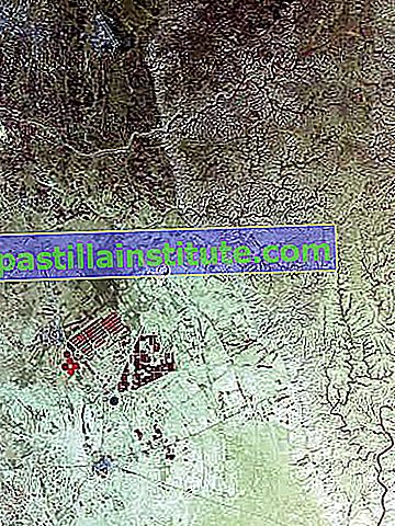 Image satellite infrarouge du réservoir Grand Omar Mukhtar (cercle bleu foncé), qui fait partie du système d'approvisionnement en eau de la Grande rivière artificielle de Libye, près de Banghāzī, Libye.  Les champs irrigués s'affichent sous forme de cercles et de rectangles rouges.